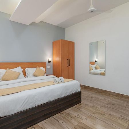 Hotel De Luxe Basai Road 古尔冈 外观 照片