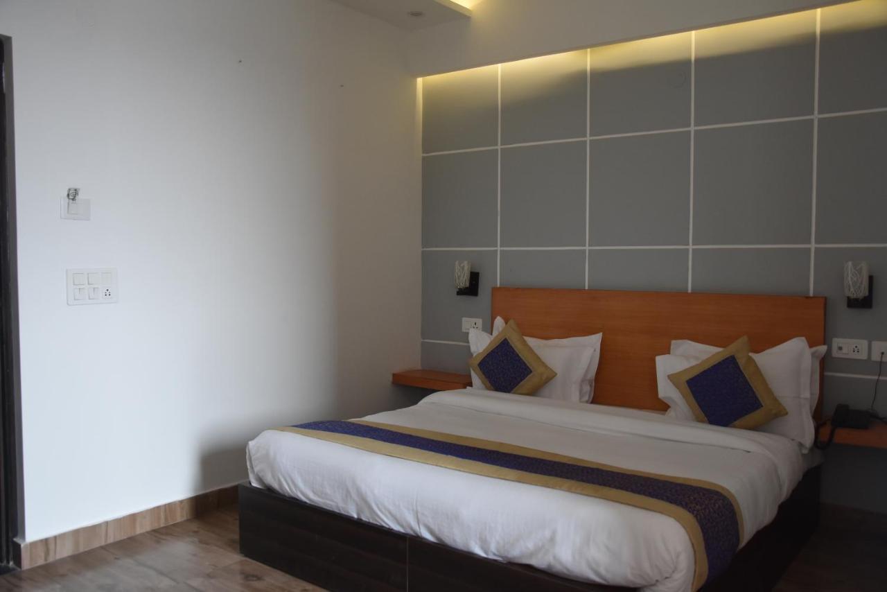 Hotel De Luxe Basai Road 古尔冈 外观 照片