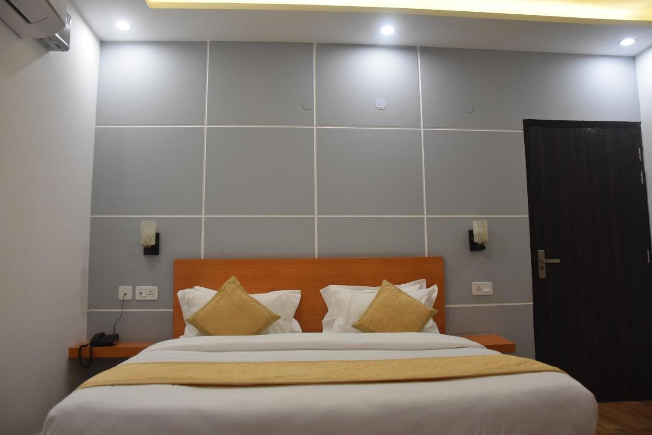 Hotel De Luxe Basai Road 古尔冈 外观 照片