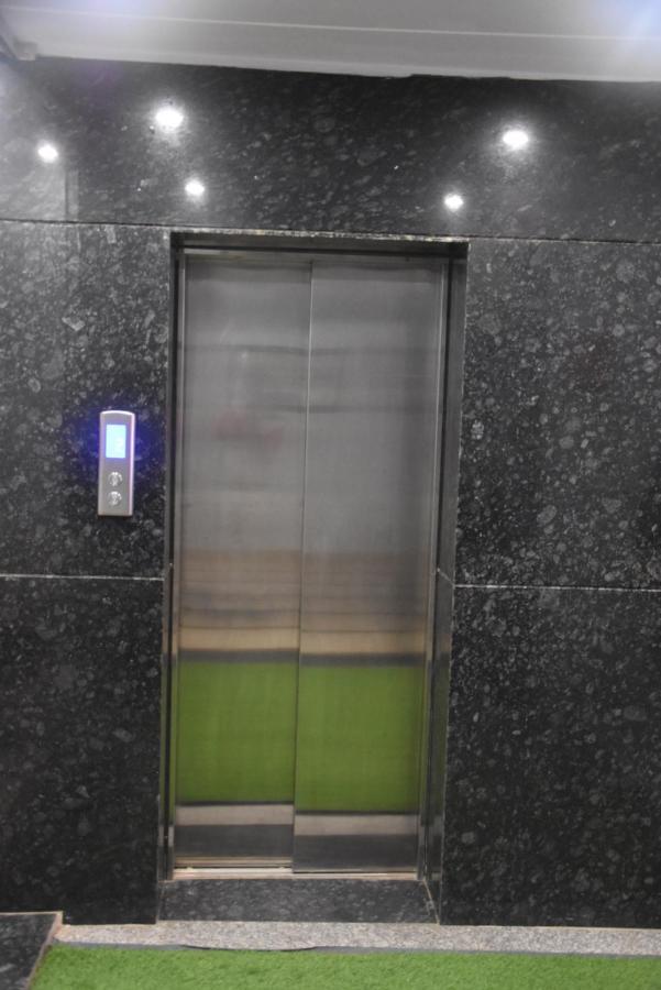 Hotel De Luxe Basai Road 古尔冈 外观 照片