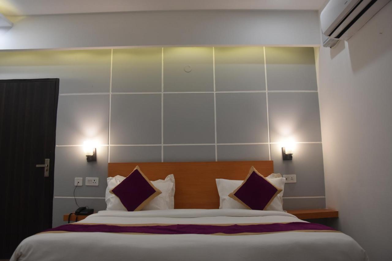Hotel De Luxe Basai Road 古尔冈 外观 照片