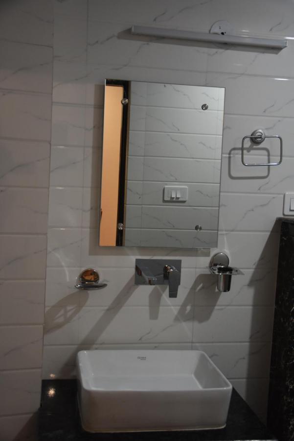 Hotel De Luxe Basai Road 古尔冈 外观 照片