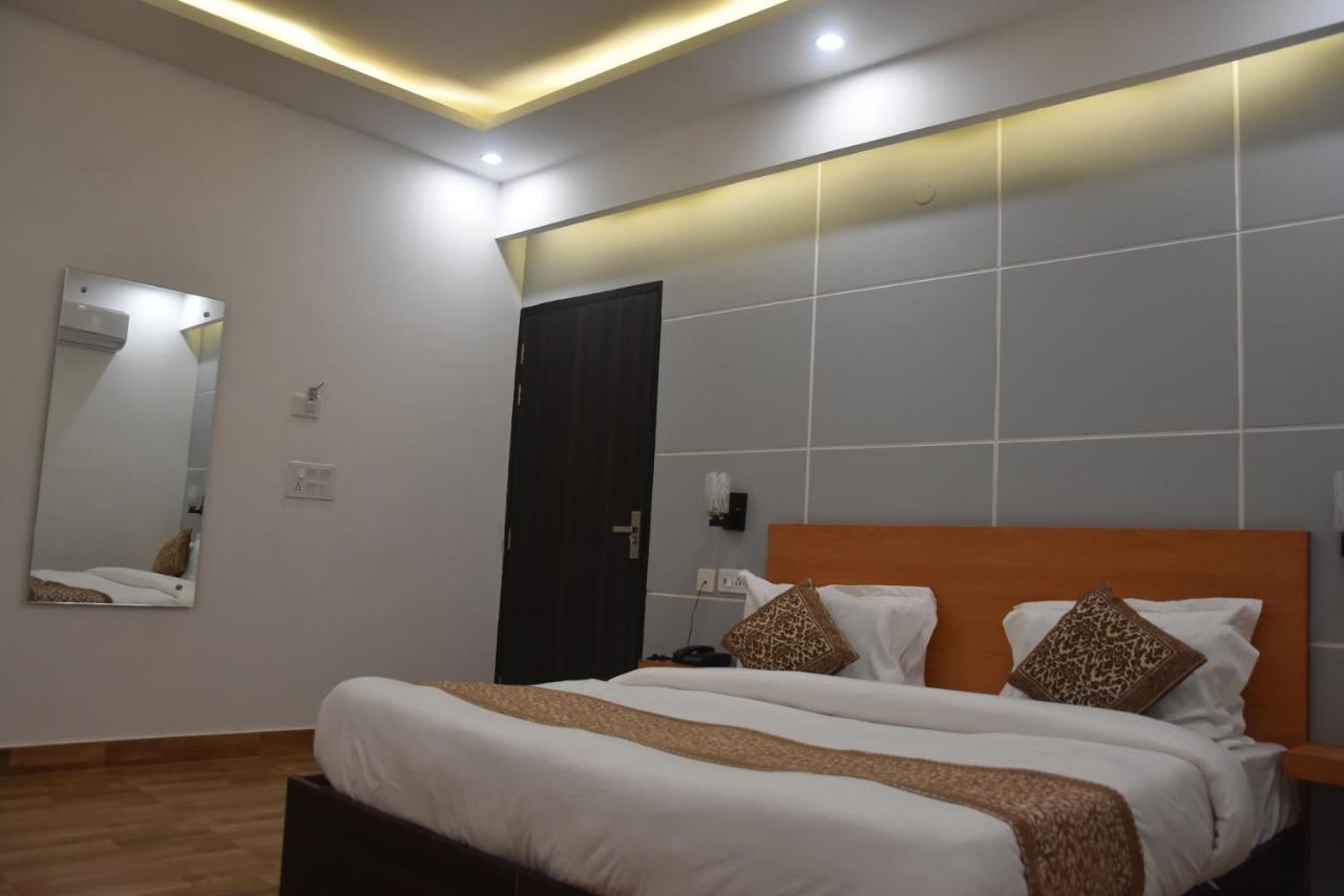 Hotel De Luxe Basai Road 古尔冈 外观 照片