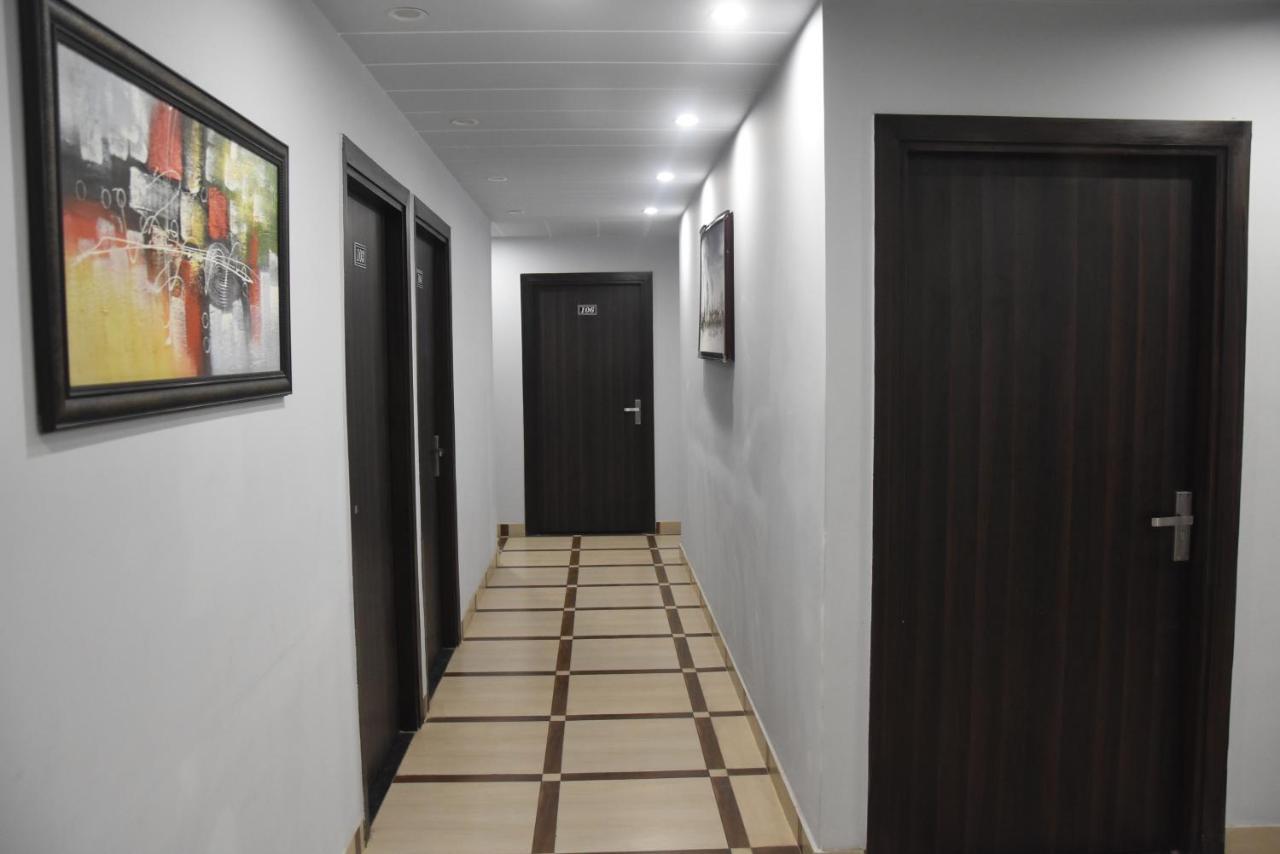 Hotel De Luxe Basai Road 古尔冈 外观 照片