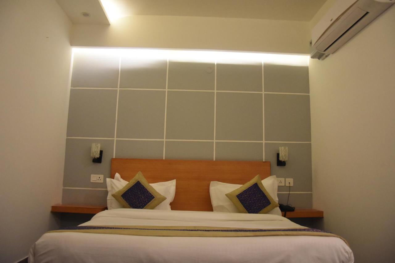Hotel De Luxe Basai Road 古尔冈 外观 照片