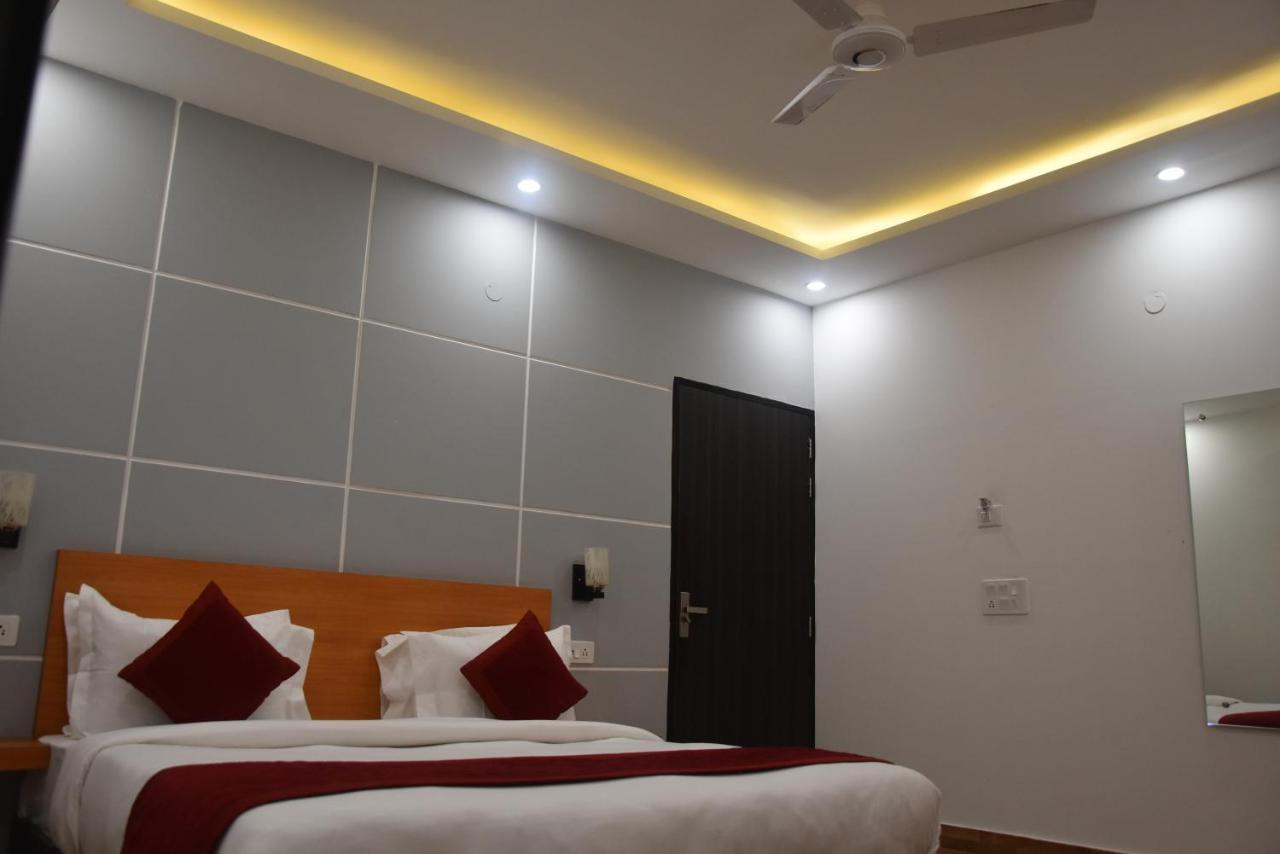 Hotel De Luxe Basai Road 古尔冈 外观 照片