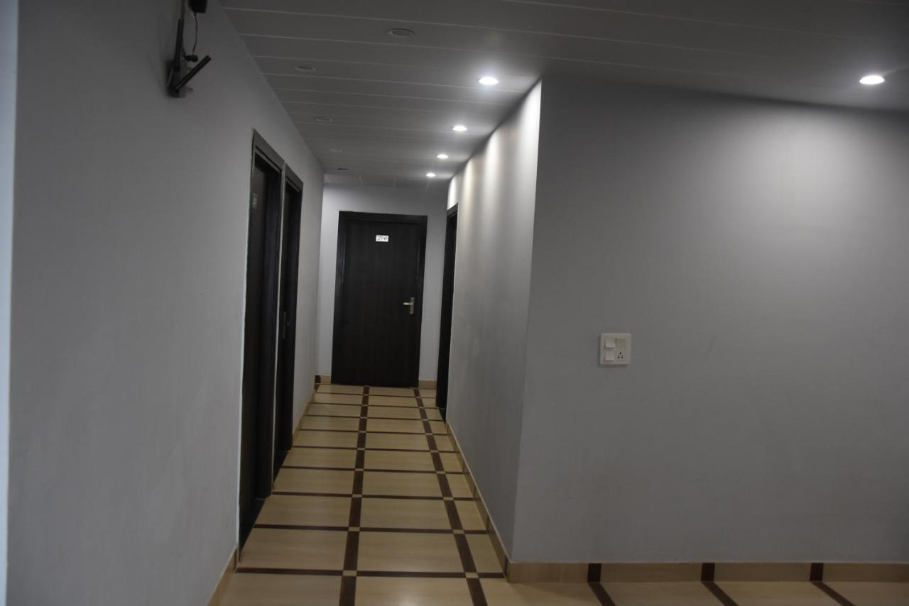 Hotel De Luxe Basai Road 古尔冈 外观 照片