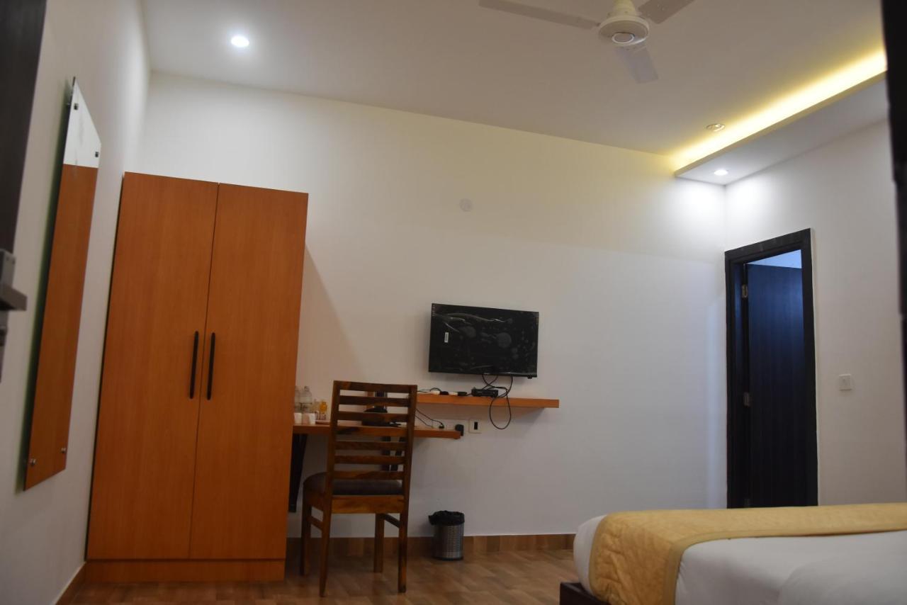 Hotel De Luxe Basai Road 古尔冈 外观 照片