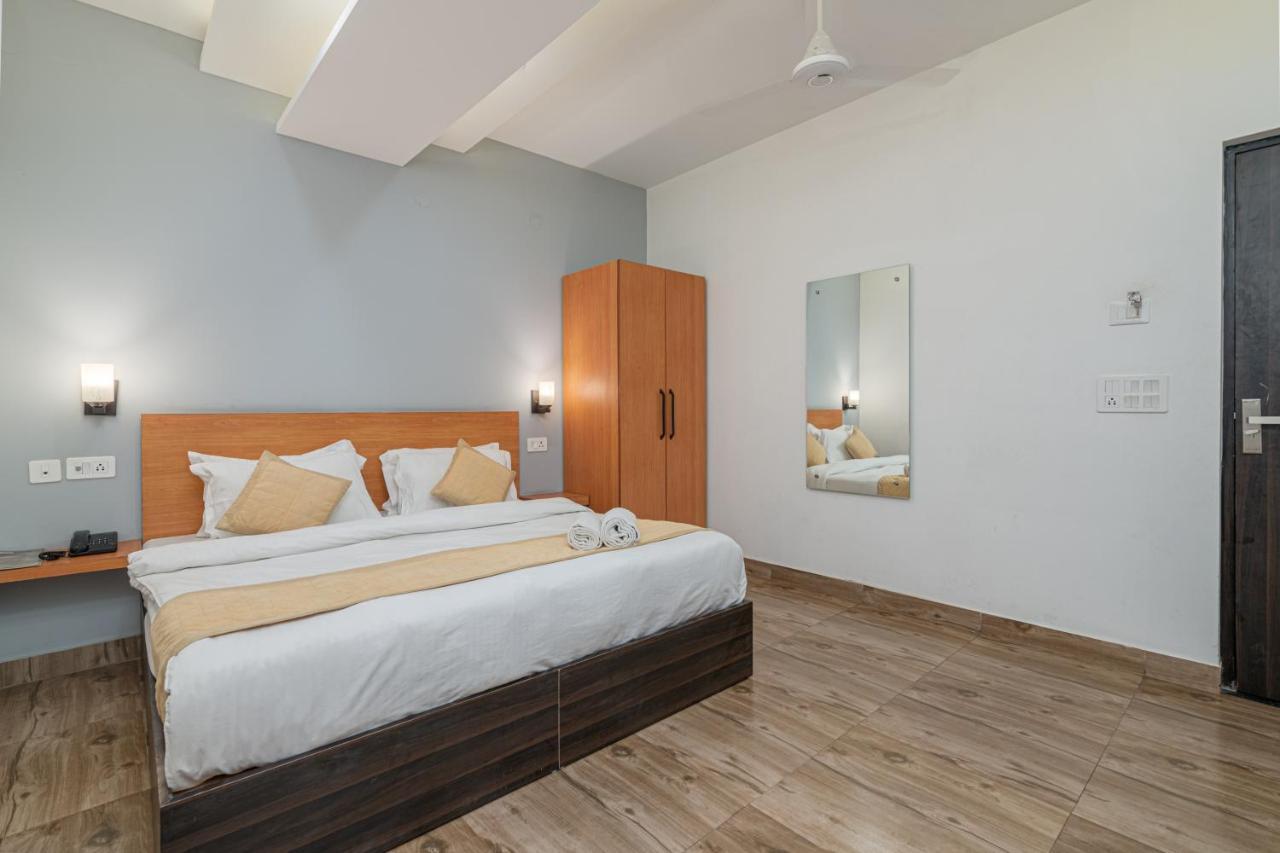 Hotel De Luxe Basai Road 古尔冈 外观 照片