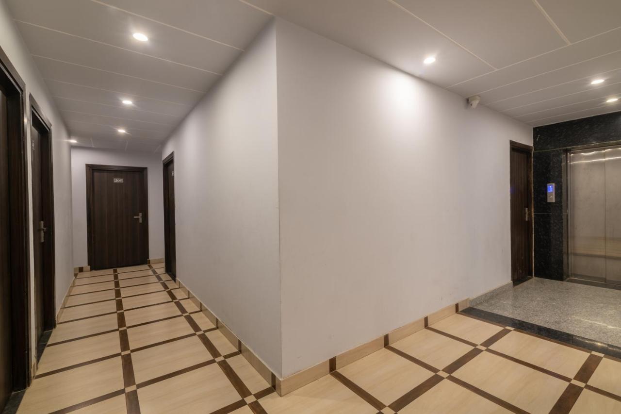 Hotel De Luxe Basai Road 古尔冈 外观 照片
