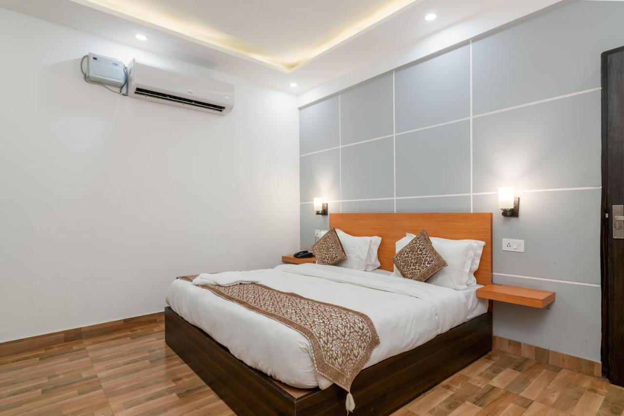 Hotel De Luxe Basai Road 古尔冈 外观 照片