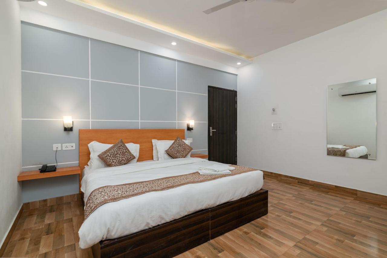 Hotel De Luxe Basai Road 古尔冈 外观 照片