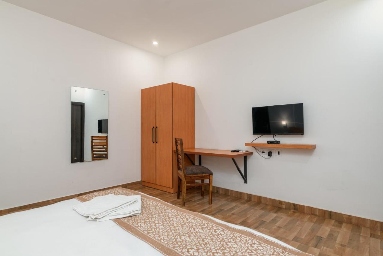 Hotel De Luxe Basai Road 古尔冈 外观 照片