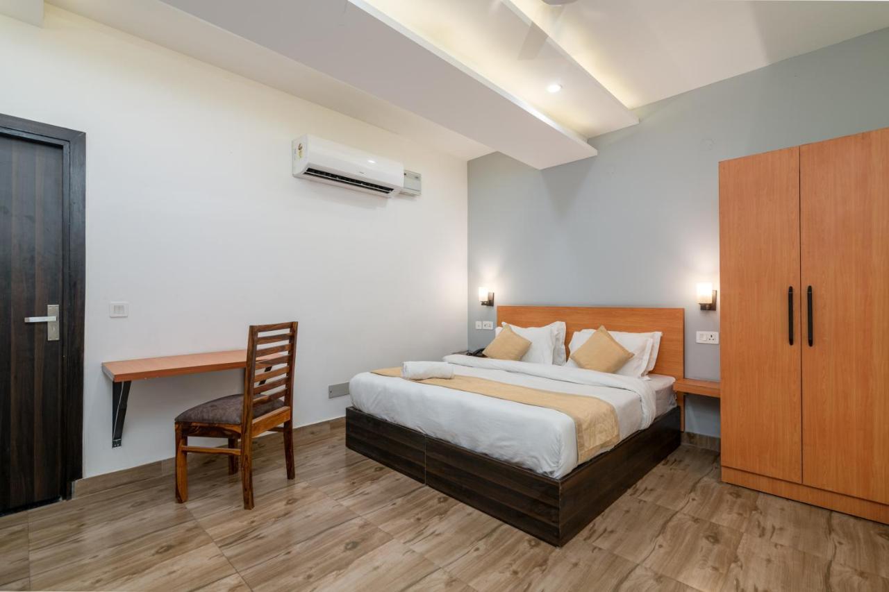 Hotel De Luxe Basai Road 古尔冈 外观 照片