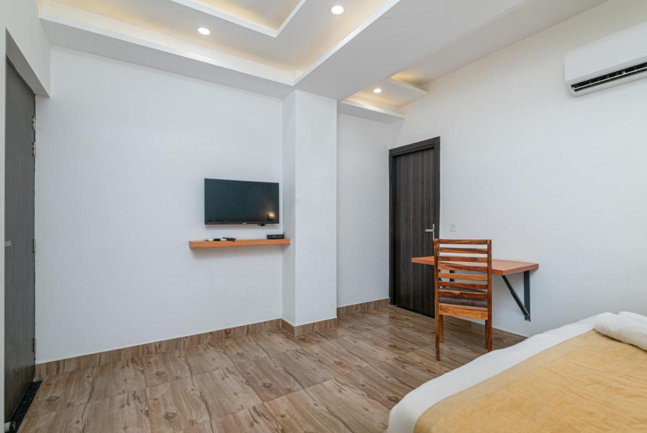Hotel De Luxe Basai Road 古尔冈 外观 照片