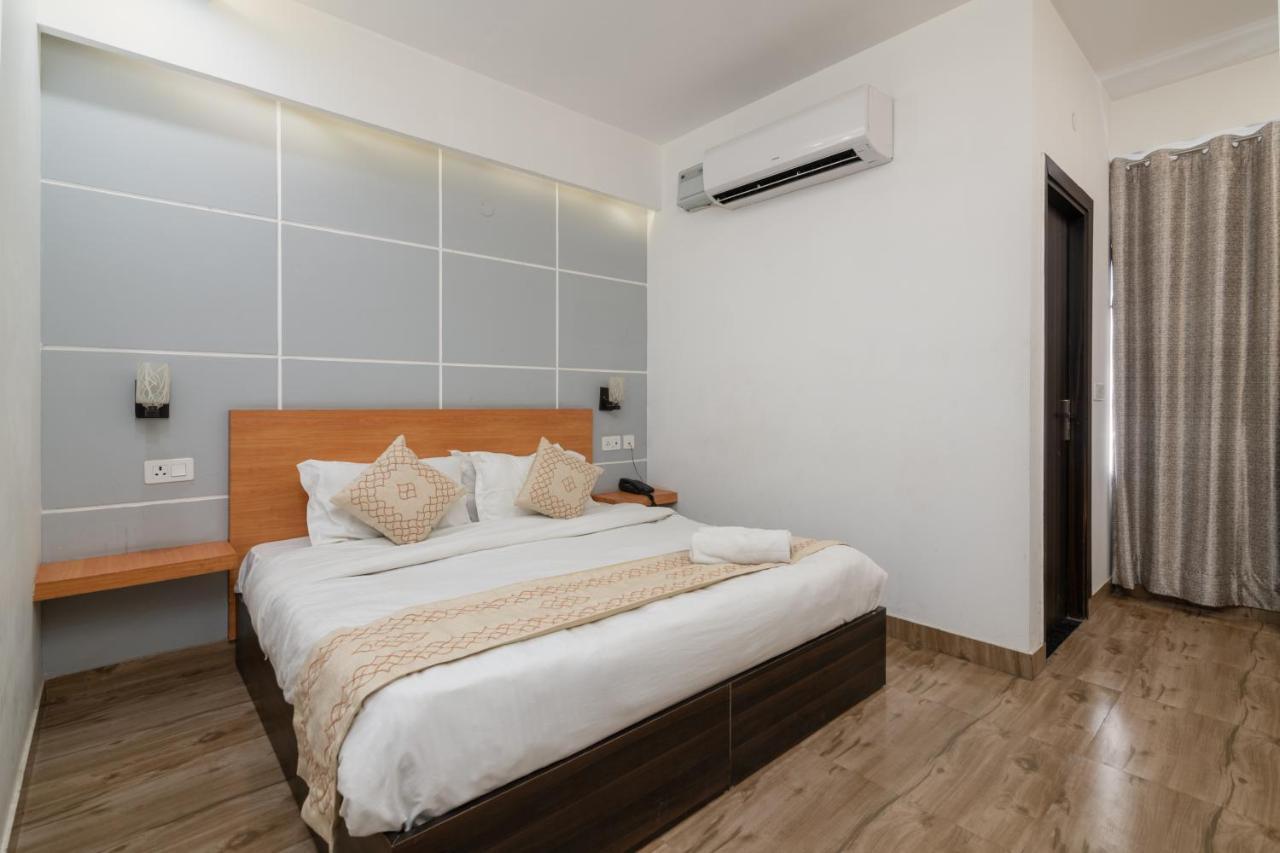 Hotel De Luxe Basai Road 古尔冈 外观 照片