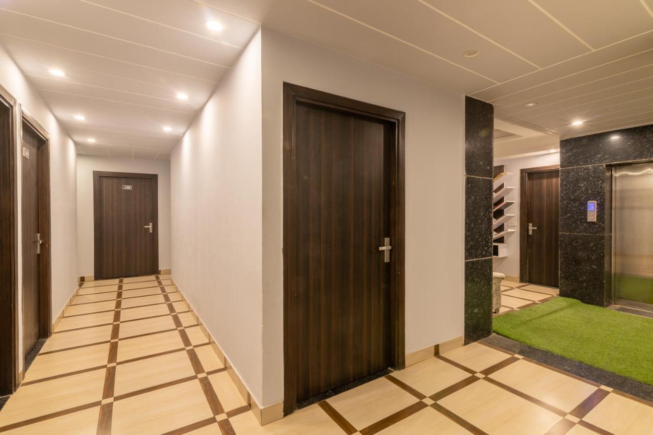 Hotel De Luxe Basai Road 古尔冈 外观 照片
