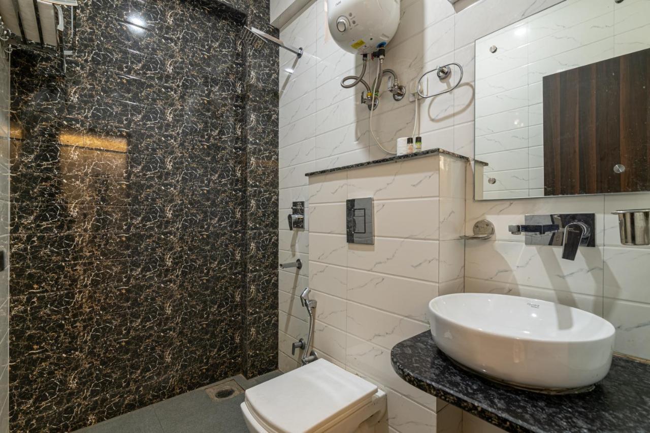 Hotel De Luxe Basai Road 古尔冈 外观 照片